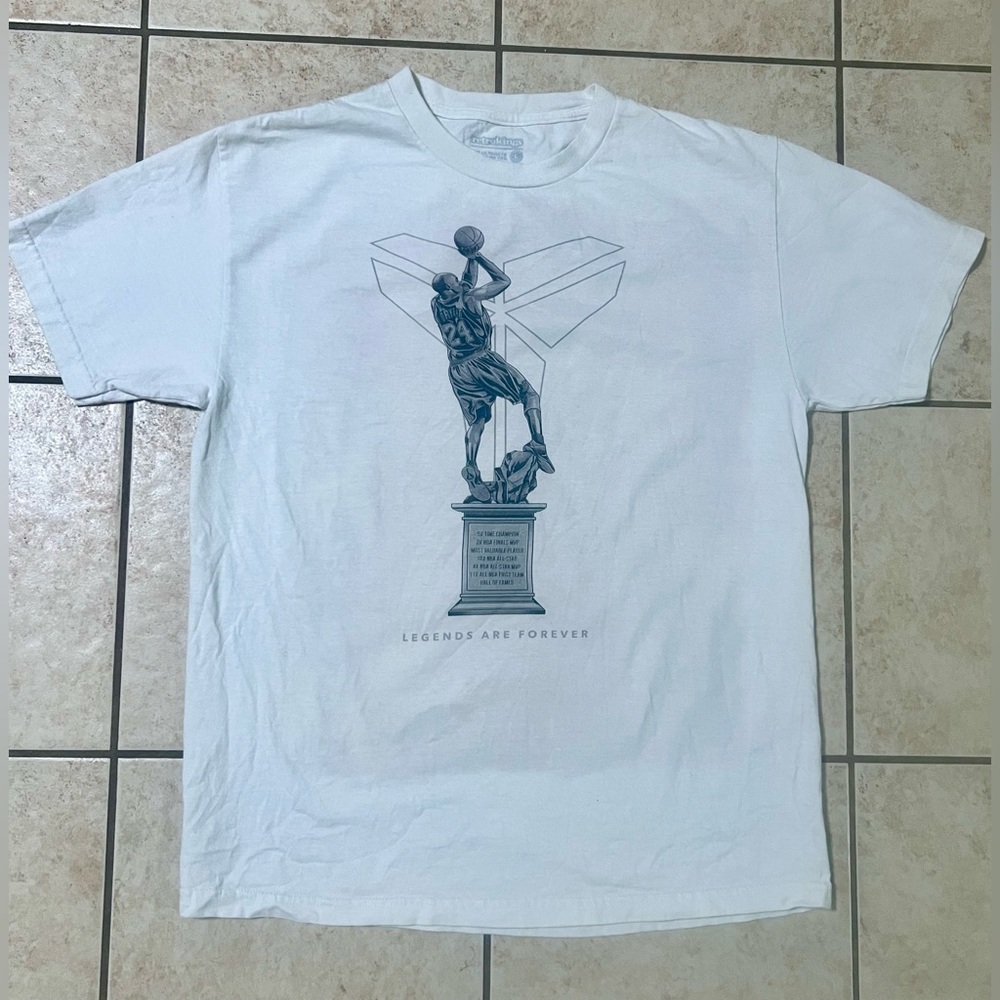 Retro Kings Kobe Bryant Tribute “Legends Are Forever” Graphic T-Shirt Men’s L